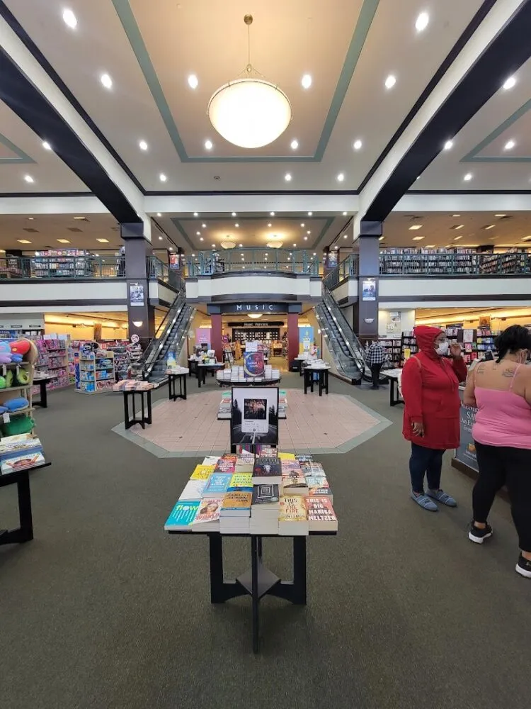Colonial Plaza - Image 2
