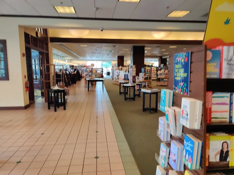 Colonial Plaza - Image 7